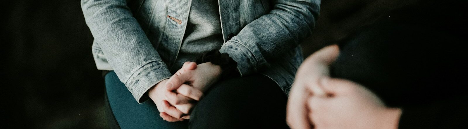 10 méthodes et thérapies holistiques pour la réduction du stress 8 woman in black tank top sitting on brown wooden dock during daytime