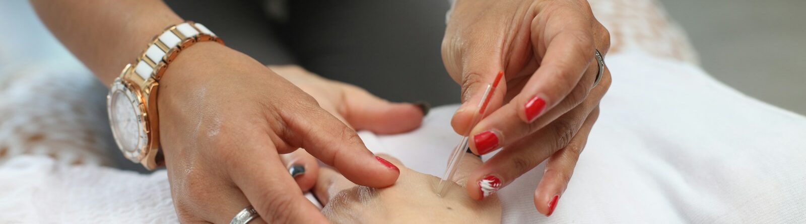 10 méthodes et thérapies holistiques pour la réduction du stress 4 woman in black tank top sitting on brown wooden dock during daytime