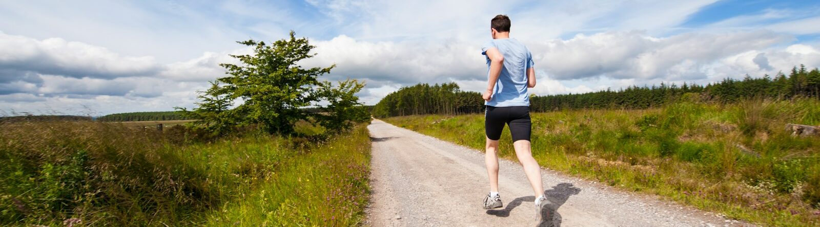 10 méthodes et thérapies holistiques pour la réduction du stress 10 woman in black tank top sitting on brown wooden dock during daytime
