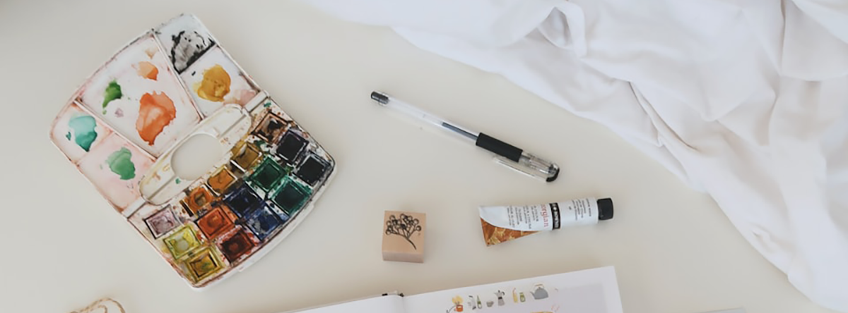 10 méthodes et thérapies holistiques pour la réduction du stress 6 woman in black tank top sitting on brown wooden dock during daytime