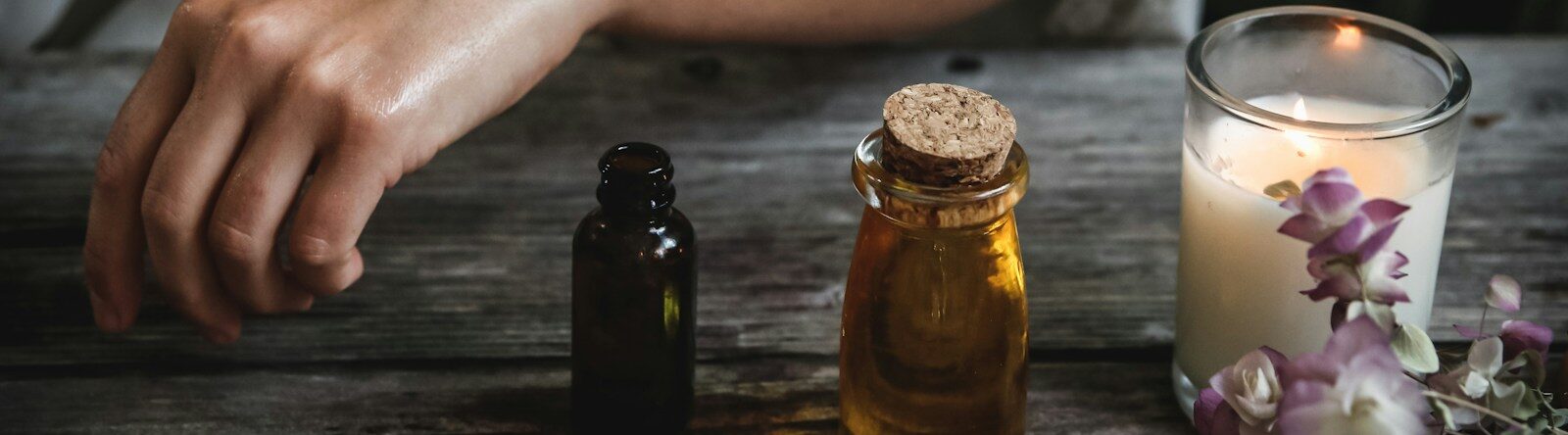 10 méthodes et thérapies holistiques pour la réduction du stress 9 woman in black tank top sitting on brown wooden dock during daytime