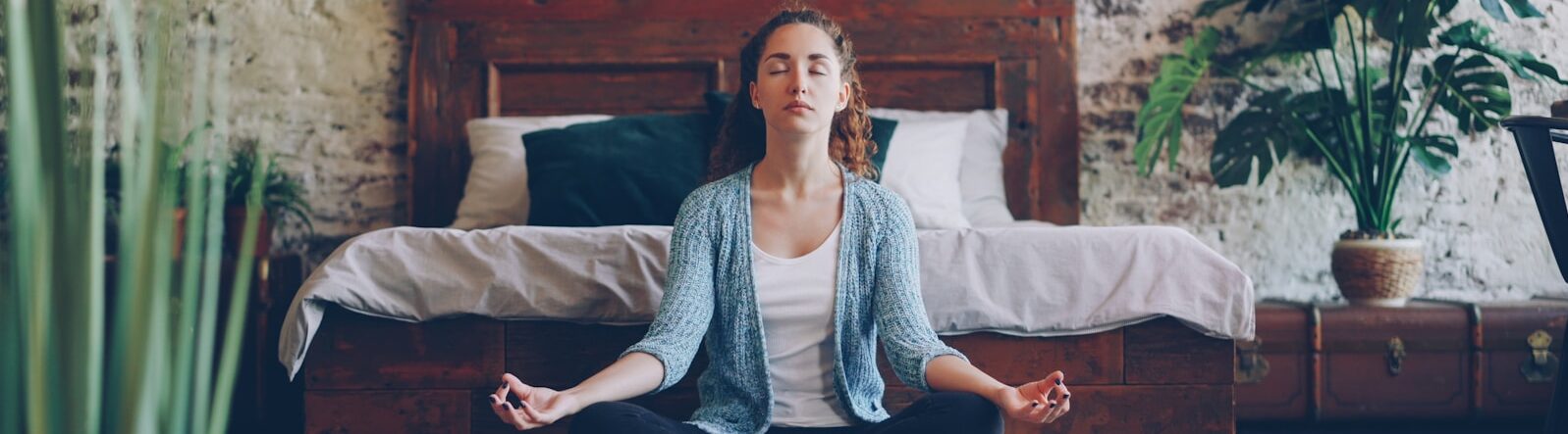 10 méthodes et thérapies holistiques pour la réduction du stress 3 woman in black tank top sitting on brown wooden dock during daytime